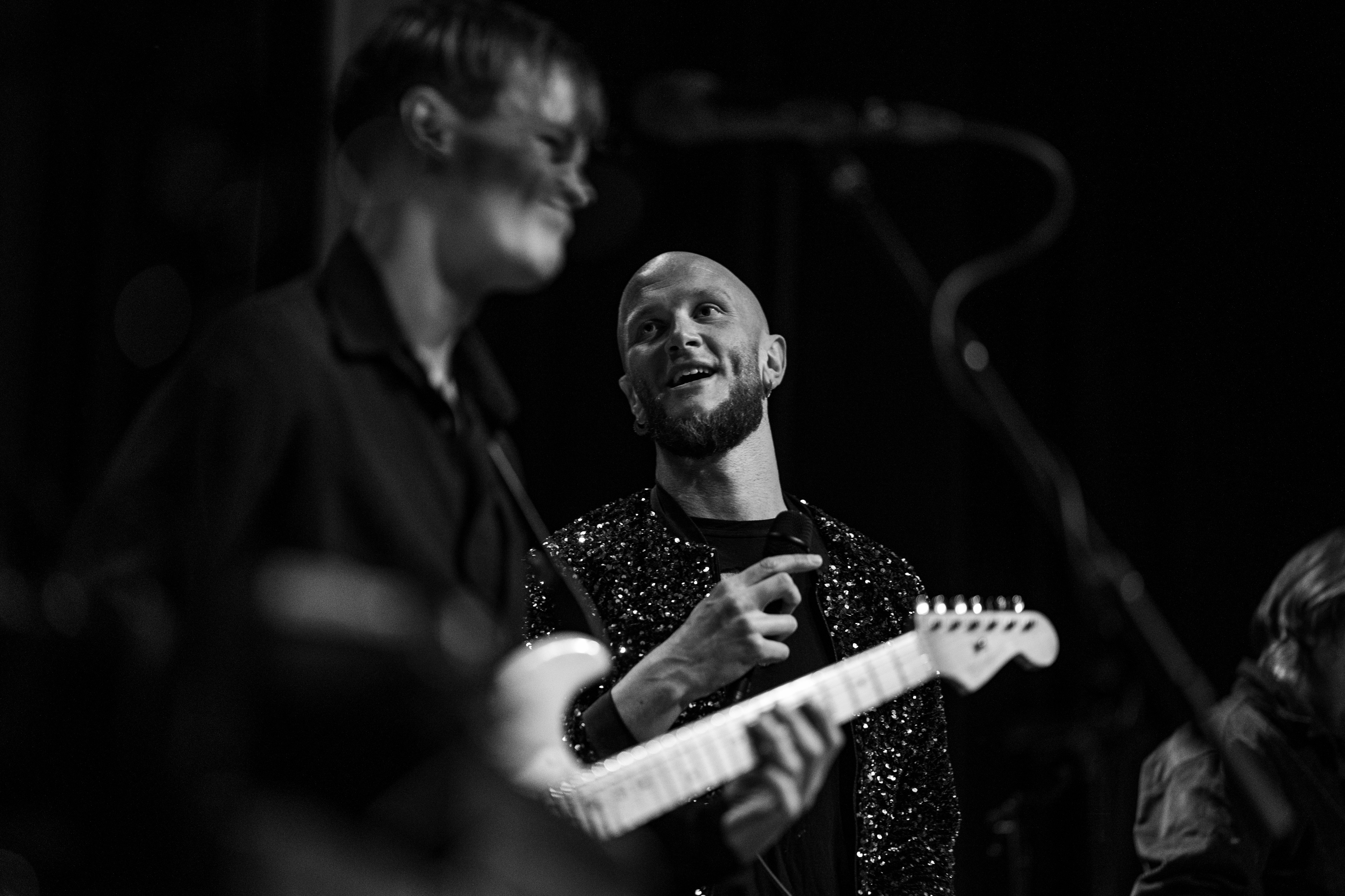 Jonas med glitterjakke